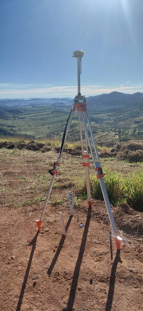 Equipamento GNSS instalado em área rural para regularização fundiária