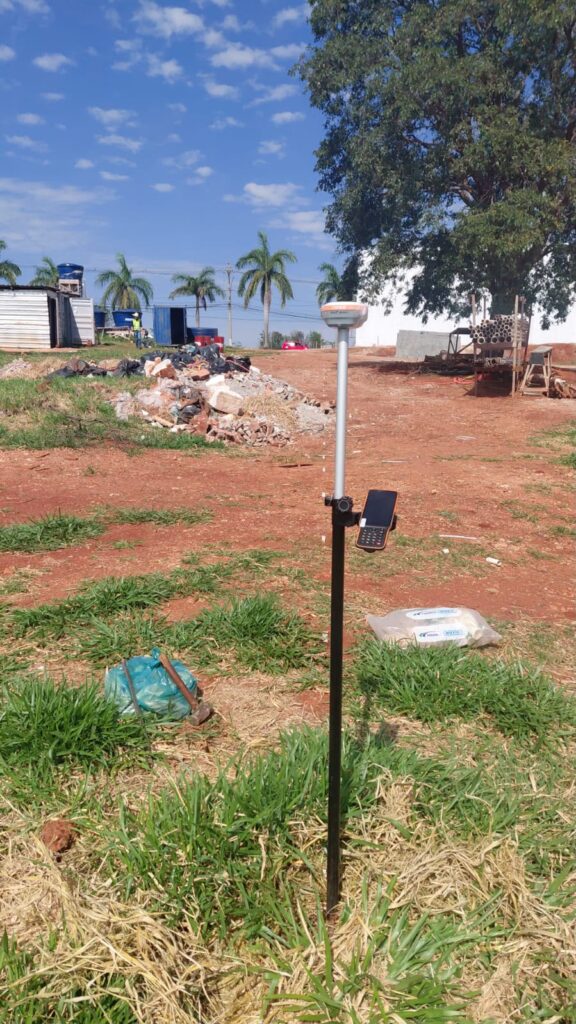 Equipamento de topografia instalado em terreno para regularização fundiária