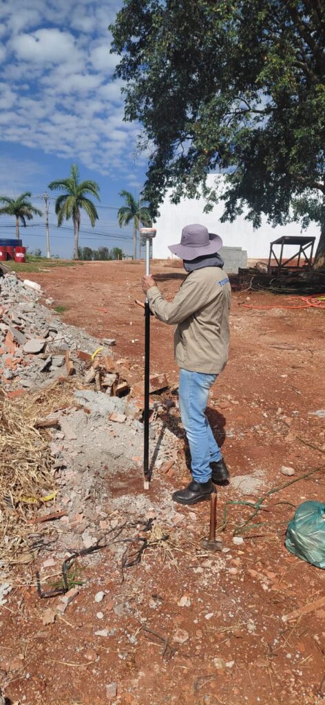Técnico realizando levantamento topográfico para regularização fundiária